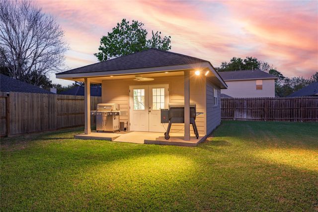 207 Fox Springs Court, Dickinson, TX 77539