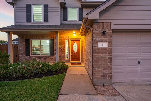 207 Fox Springs Court, Dickinson, TX 77539