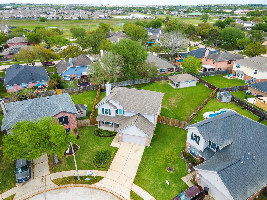 207 Fox Springs Court, Dickinson, TX 77539