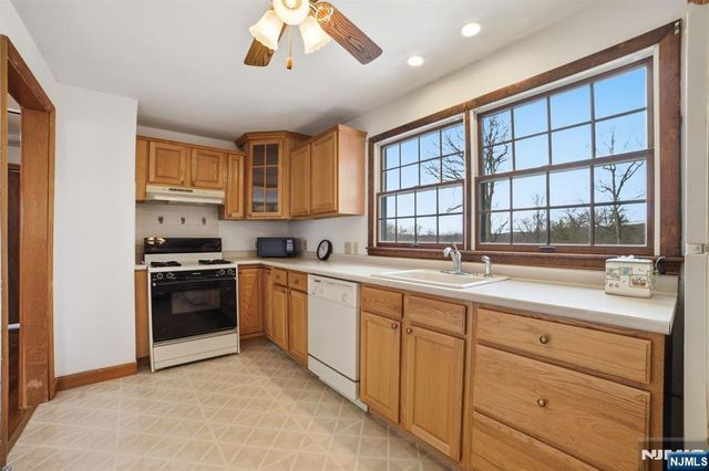 36 Page Drive, Oakland, NJ 07436