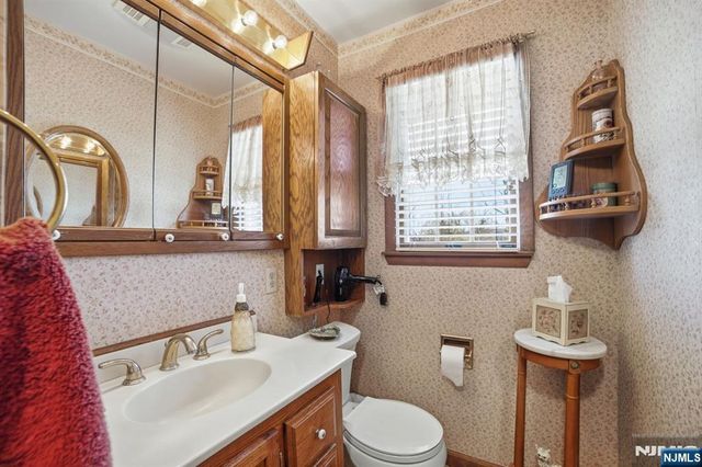36 Page Drive, Oakland, NJ 07436