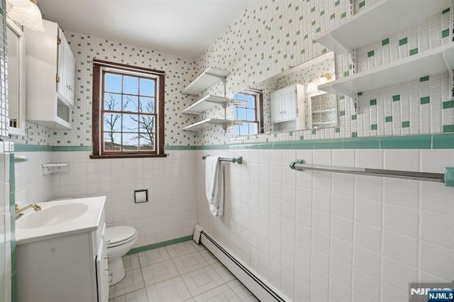 36 Page Drive, Oakland, NJ 07436