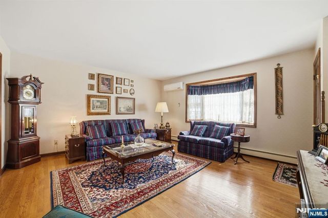 36 Page Drive, Oakland, NJ 07436