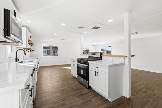 20 Russell Road 86, Salinas, CA 93906