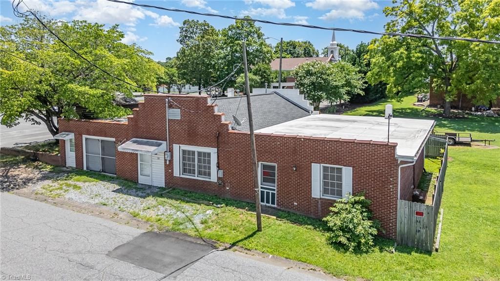 111 W Starmount Avenue, Liberty, NC 27298