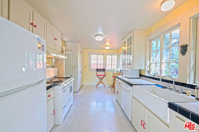 2634 N Beachwood Drive, Los Angeles, CA 90068