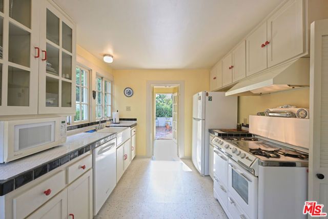 2634 N Beachwood Drive, Los Angeles, CA 90068