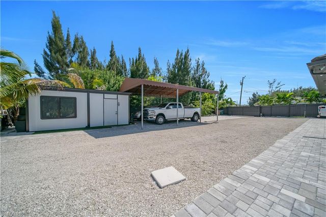 643 SW 18th CT, Cape Coral, FL 33991