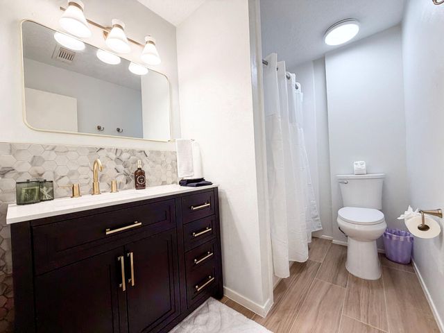 29 Pinewood Forest Court, The Woodlands, TX 77381