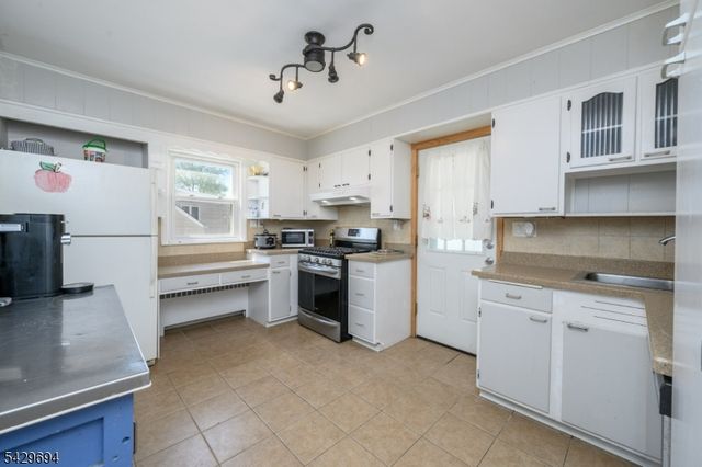 49 Colonial Dr, Clark Twp., NJ 07066