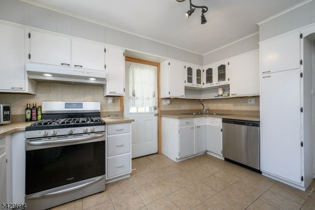 49 Colonial Dr, Clark Twp., NJ 07066