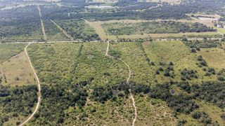 000 County Road 420, Waelder, TX 78959