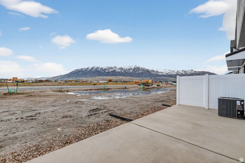 Image 18 of property listing at 2758 W 2715 N #166, Plain City, UT 84404