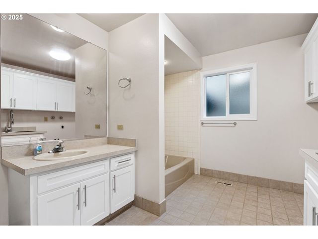 6647 Se 122ND Ave, Portland, OR 97236