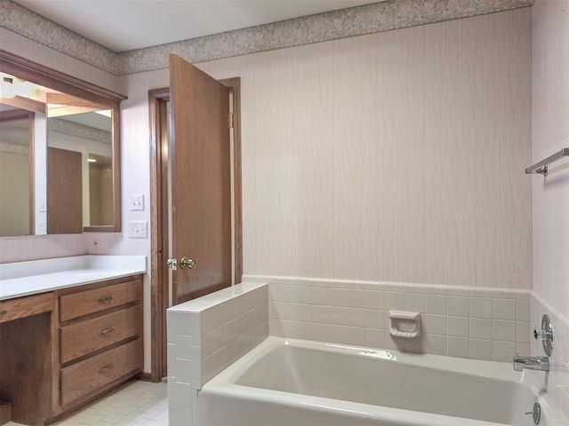 11929 N Mustang Road, Yukon, OK 73099