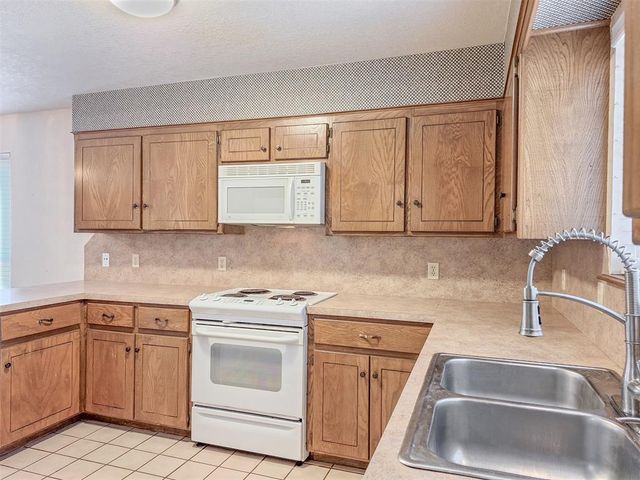 11929 N Mustang Road, Yukon, OK 73099