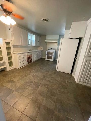 700 N Dallas Street, Ennis, TX 75119