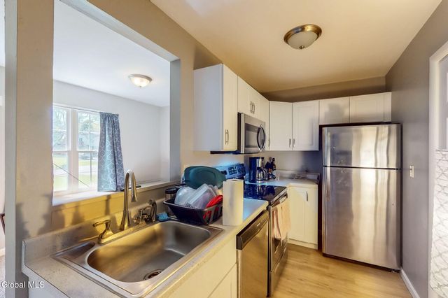 31 Suncrest Drive, Waterford, NY 12188