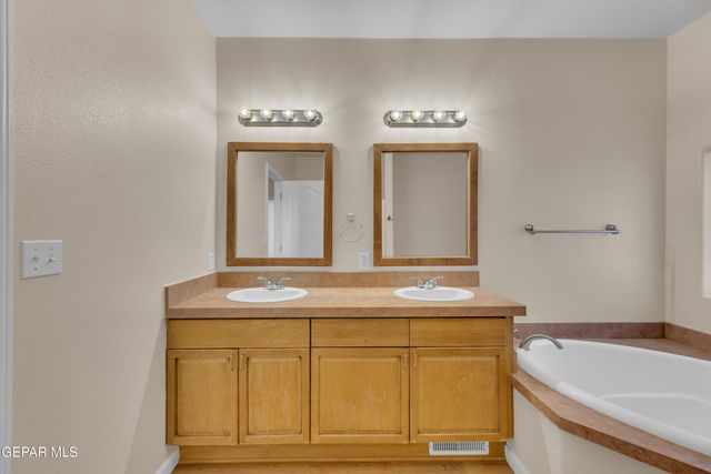 137 MAGEE Drive, Chaparral, NM 88081