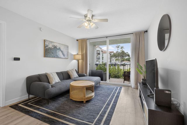 1002 Villa Circle, Boynton Beach, FL 33435