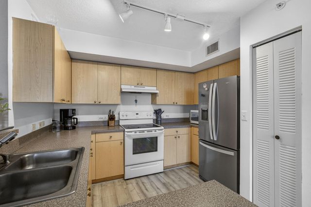 1002 Villa Circle, Boynton Beach, FL 33435