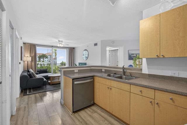 1002 Villa Circle, Boynton Beach, FL 33435
