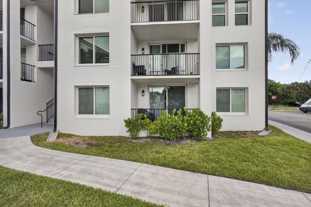 1002 Villa Circle, Boynton Beach, FL 33435