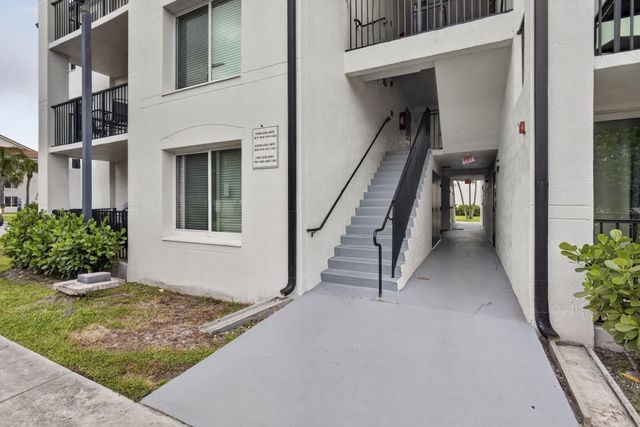 1002 Villa Circle, Boynton Beach, FL 33435