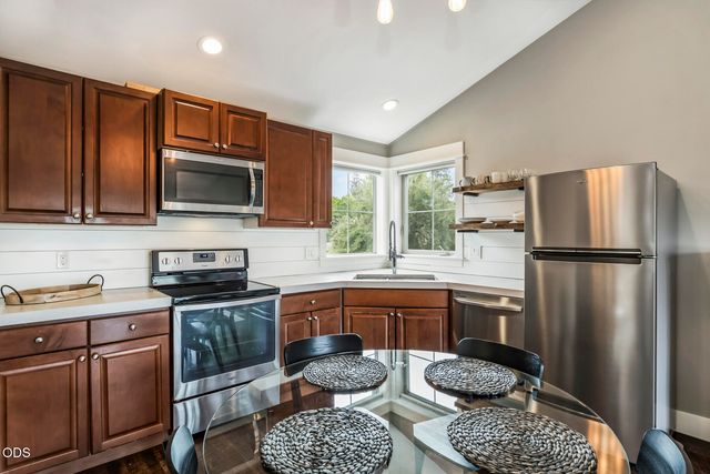 454 NE Burnside Avenue, Bend, OR 97701