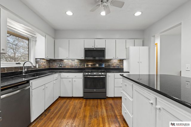 821 N 121st Street, Omaha, NE 68154