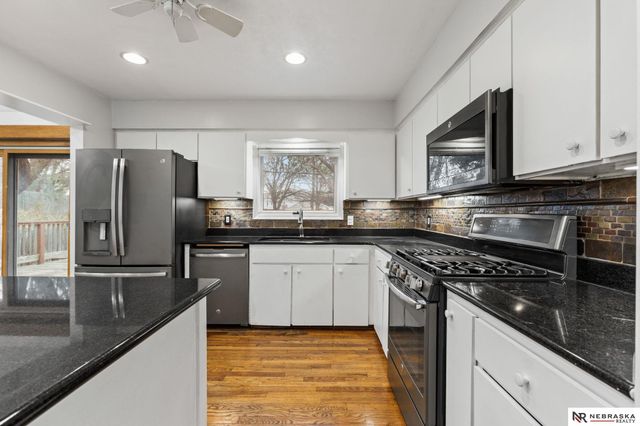 821 N 121st Street, Omaha, NE 68154