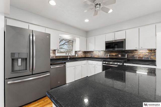 821 N 121st Street, Omaha, NE 68154