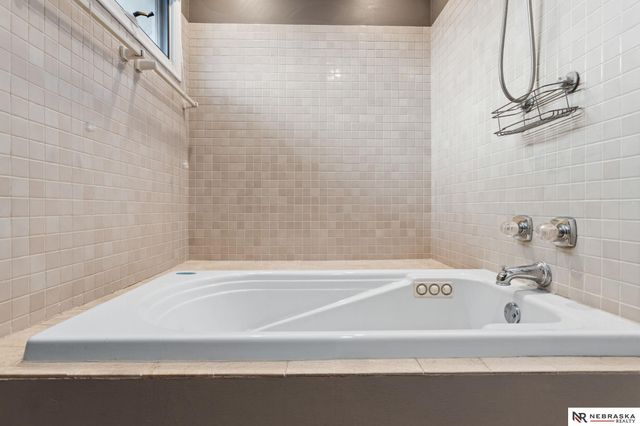 821 N 121st Street, Omaha, NE 68154