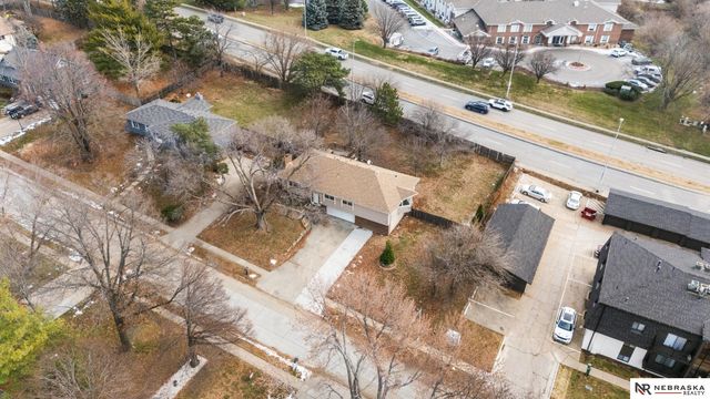 821 N 121st Street, Omaha, NE 68154