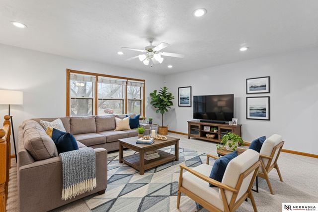 821 N 121st Street, Omaha, NE 68154