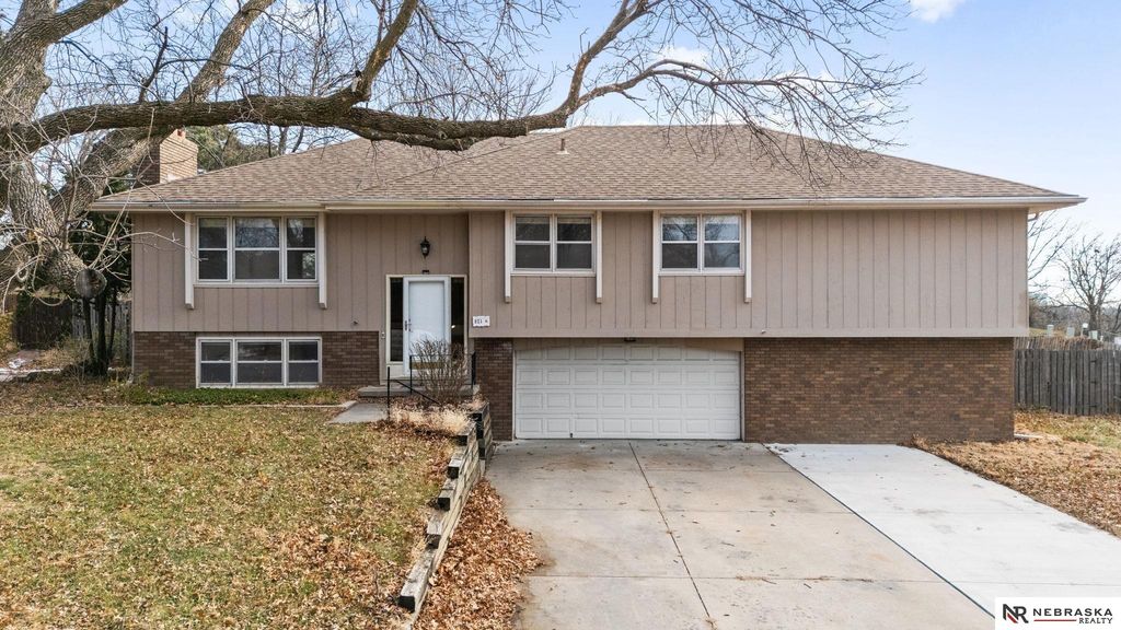 821 N 121st Street, Omaha, NE 68154