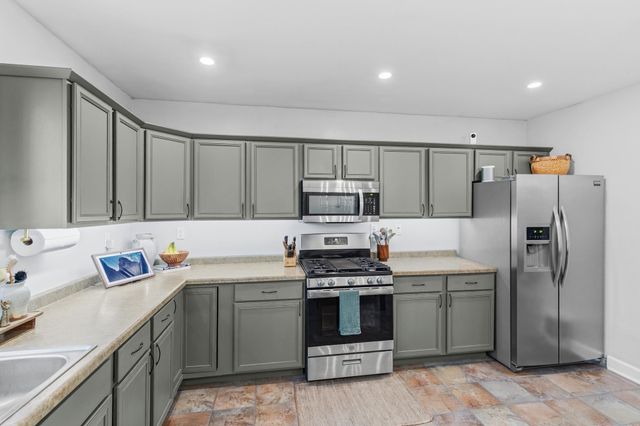 1221 County Road D E, Vadnais Heights, MN 55109