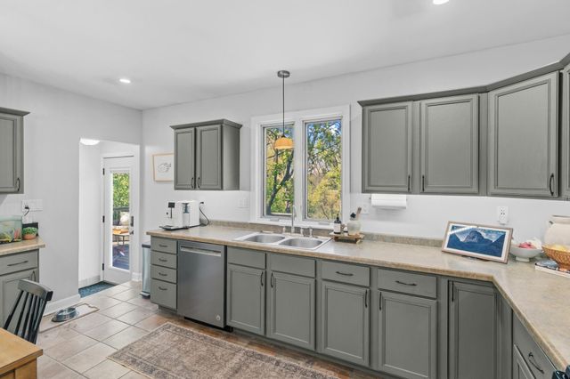1221 County Road D E, Vadnais Heights, MN 55109