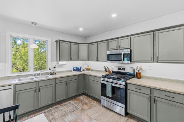 1221 County Road D E, Vadnais Heights, MN 55109
