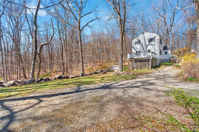 11 Shawnee Road, Putnam Valley, NY 10579