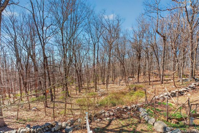 11 Shawnee Road, Putnam Valley, NY 10579