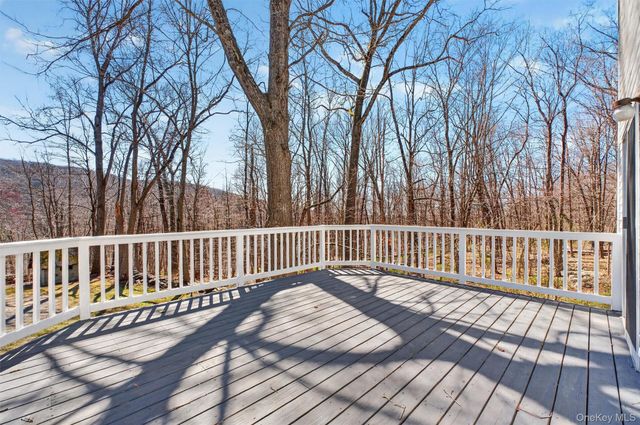 11 Shawnee Road, Putnam Valley, NY 10579