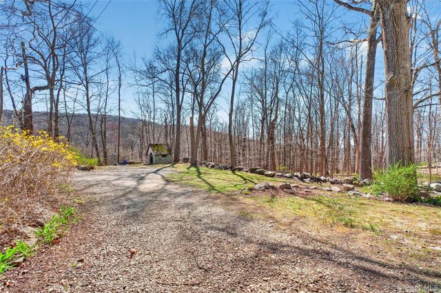 11 Shawnee Road, Putnam Valley, NY 10579