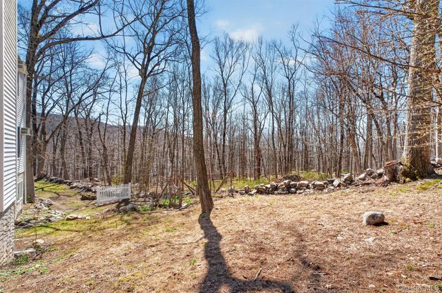 11 Shawnee Road, Putnam Valley, NY 10579