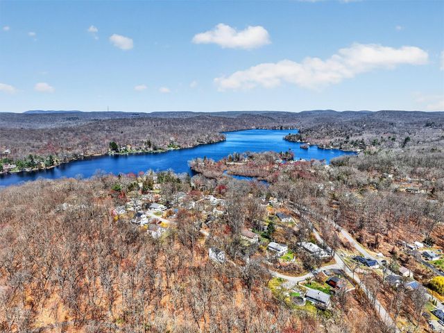11 Shawnee Road, Putnam Valley, NY 10579