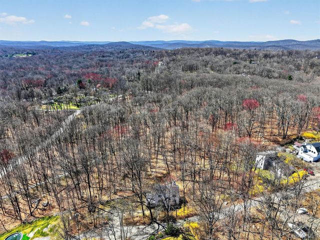 11 Shawnee Road, Putnam Valley, NY 10579