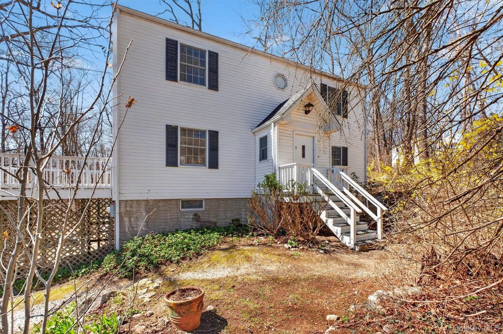 11 Shawnee Road, Putnam Valley, NY 10579