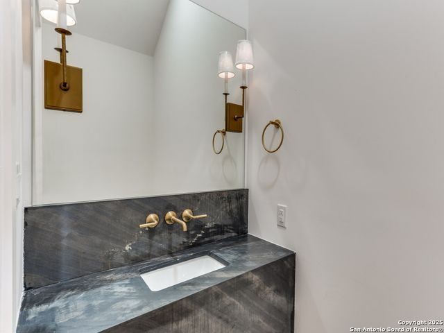 103 E Wildwood Apt B, San Antonio, TX 78212