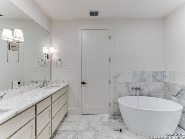 103 E Wildwood Apt B, San Antonio, TX 78212