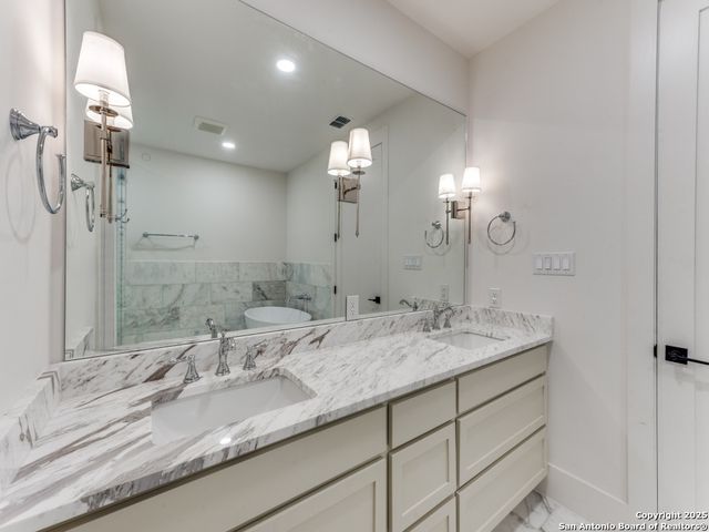 103 E Wildwood Apt B, San Antonio, TX 78212